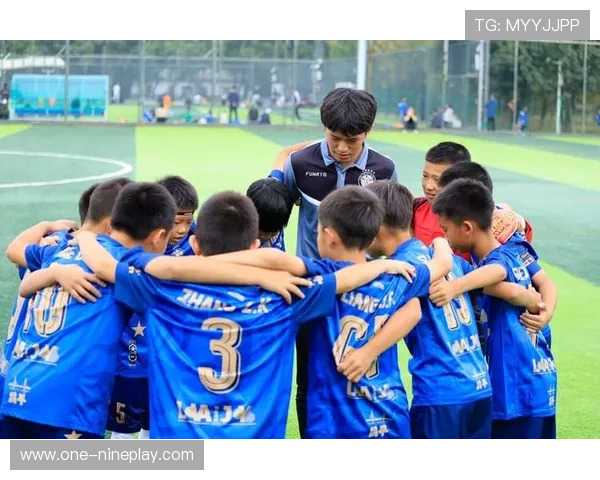 长发男足球星风采大集合，盘点那些令人难忘的发型与球技完美结合的球员